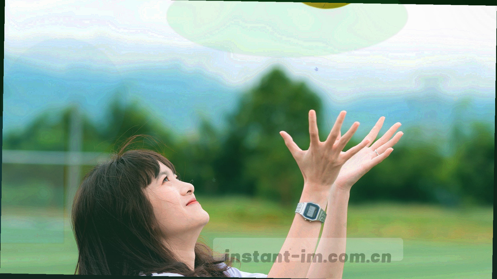 深空蓝背景上展开的全息概率曲线，霓虹青主曲线与熔岩橙关键节点标记交错呈现